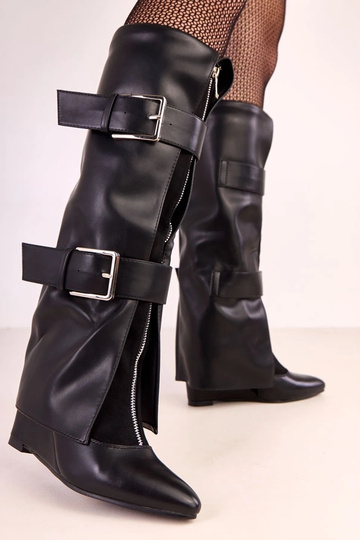 Botas altas negras sobre plataforma con hebillas decorativas Toadera 2