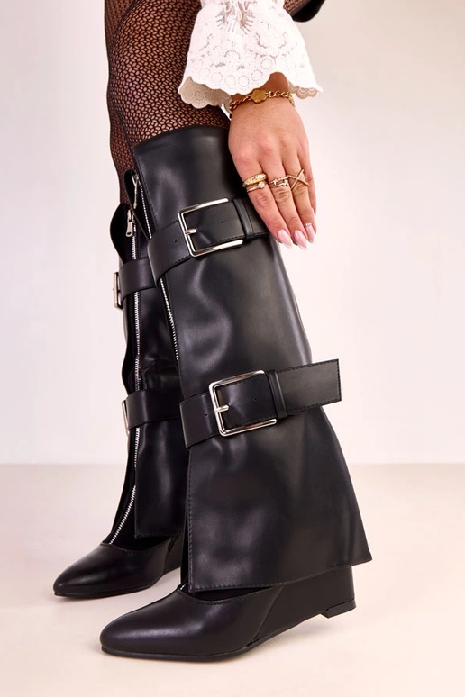 Botas altas negras sobre plataforma...