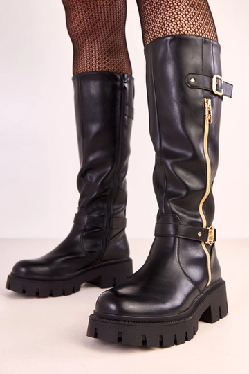Botas altas negras sobre plataforma con decoración dorada Makia