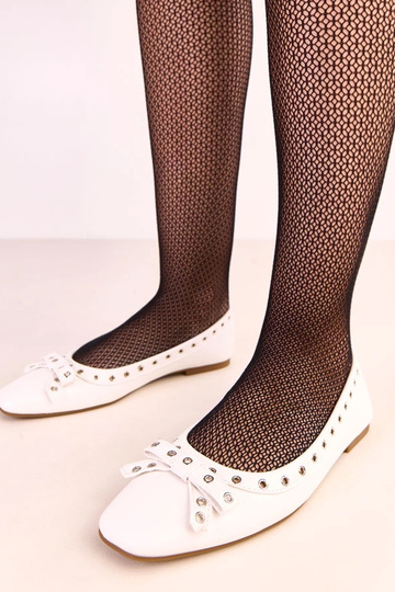 Bailarinas blanca con agujeros decorativos y lazo Baisa