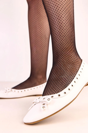 Bailarinas blanca con agujeros decorativos y lazo Baisa 2