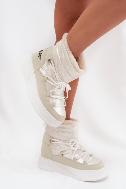 Botas de nieve Femenino con una plataforma Lee Cooper LCJ-25-03-3815 el color blanco Botas de nieve Femenino con una plataforma Lee Cooper LCJ-25-03-3815 el color blanco