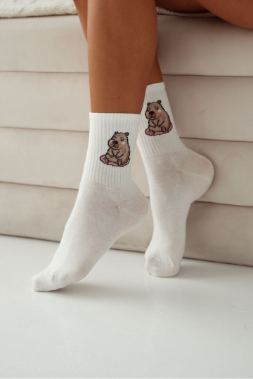 Calcetines de algodón para mujer con aplicación de capibara sentada, color marfil