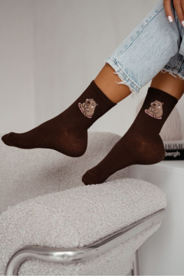 Calcetines de algodón para mujer con aplicación de capibara sentada, color chocolate