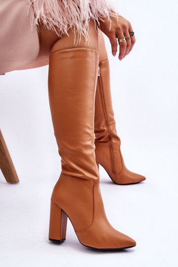 Botas largas de modelo clásico con tacones color marrón Tai Turiyra