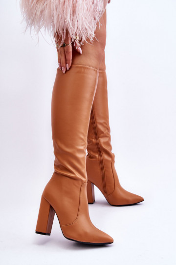 Botas largas de modelo clásico con tacones color marrón Tai Turiyra 2