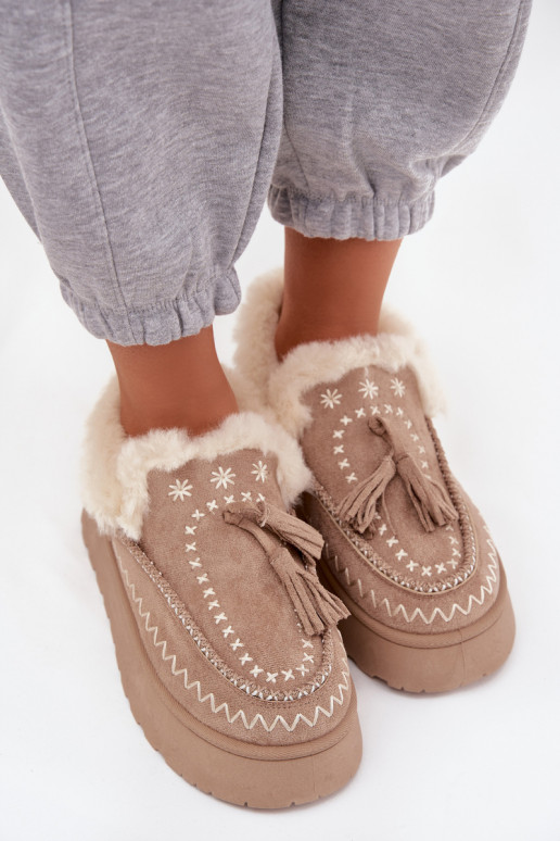 Botas de nieve Femenino con una plataforma con un abrigo de piel y flecos beige Ferayne