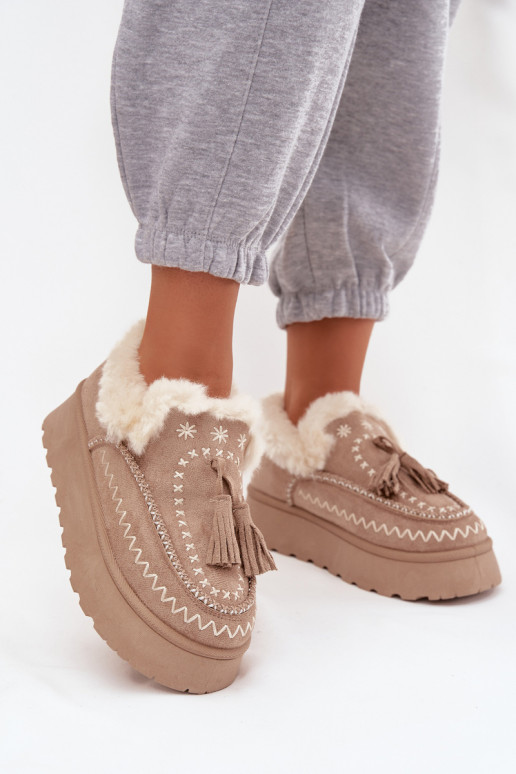 Botas de nieve Femenino con una plataforma con un abrigo de piel y flecos beige Ferayne