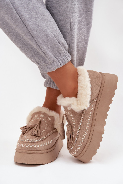 Botas de nieve Femenino con una plataforma con un abrigo de piel y flecos beige Ferayne