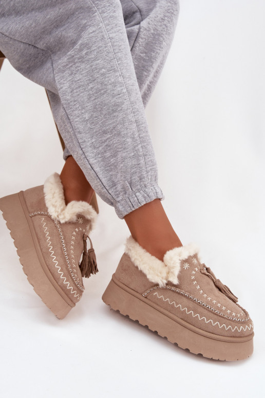Botas de nieve Femenino con una plataforma con un abrigo de piel y flecos beige Ferayne