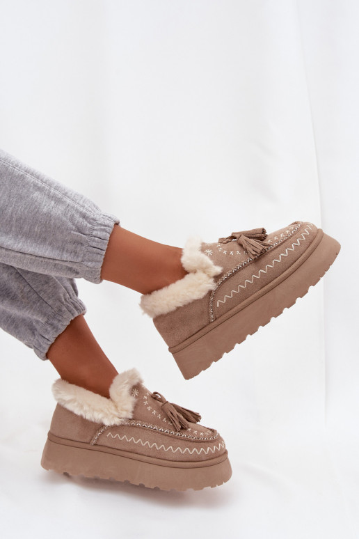 Botas de nieve Femenino con una plataforma con un abrigo de piel y flecos beige Ferayne