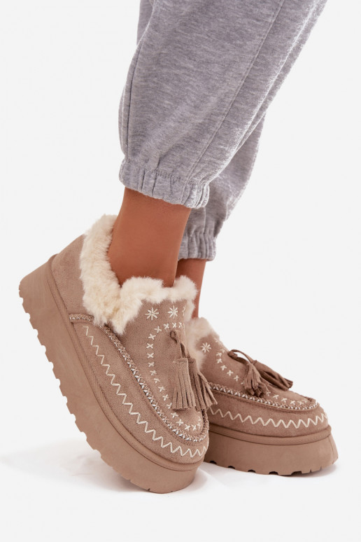 Botas de nieve Femenino con una plataforma con un abrigo de piel y flecos beige Ferayne