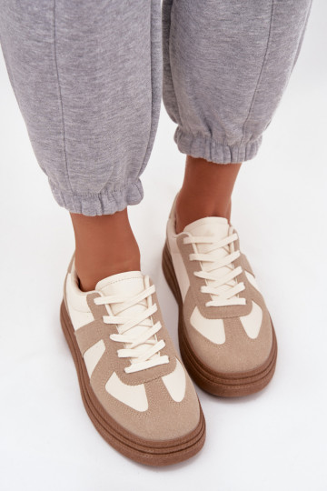 Zapatillas modelo zapatos. Femenino con una plataforma beige Dovina