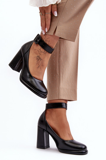 Zapatos con tacones con hebillas de color negro Idovana