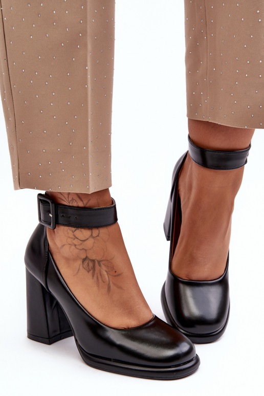 Zapatos con tacones con hebillas de color negro Idovana