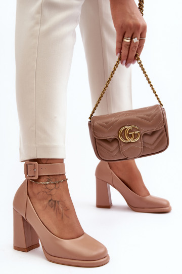 Zapatos con tacones con hebillas beige Idovana