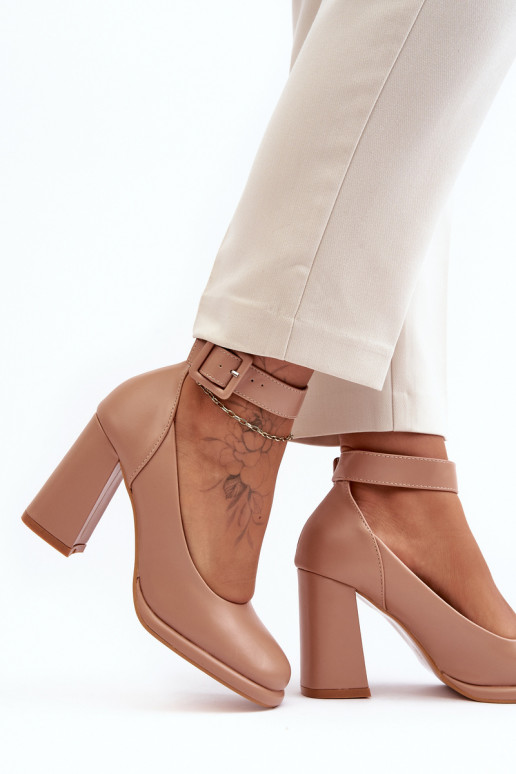 Zapatos con tacones con hebillas beige Idovana