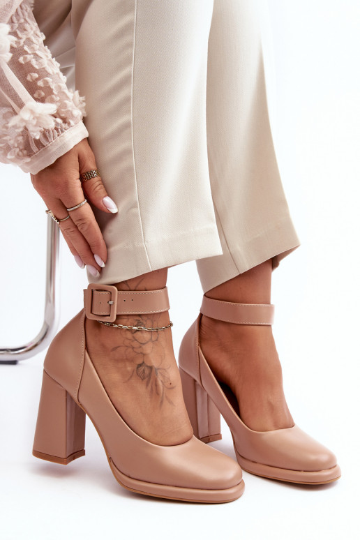 Zapatos con tacones con hebillas beige Idovana