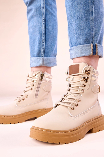 Botas traperas color arena...