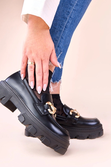 Mocasinés negros con adorno...