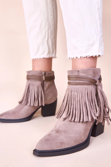 Botines en un tono arena...