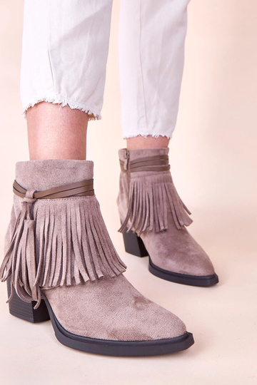 Botines en un tono arena oscuro con tacón y flecos Mulan 2