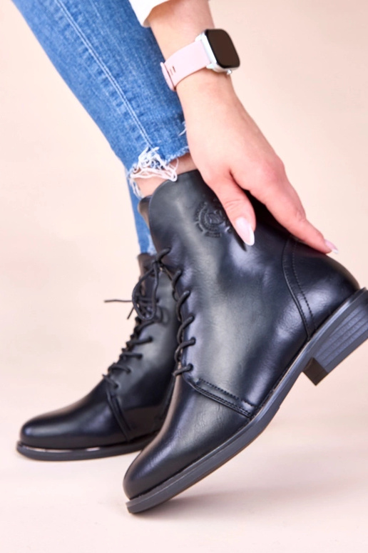 Botines negros cálidos atados con...