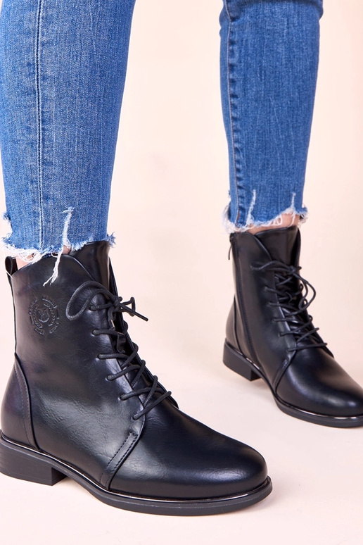 Botines negros cálidos atados con...