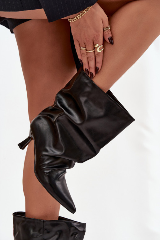 Un modelo convincente Botas de mujer con tacones finos Con un top rizado de color negro Inarisse