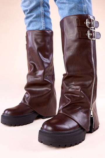 Botas largas de chocolate con puños enrollados y hebillas Ridica