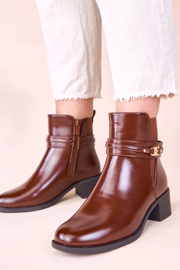 Botines marrones con tacón y correa decorativa Lilua