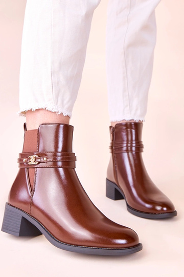 Botines marrones con tacón y correa decorativa Lilua 2