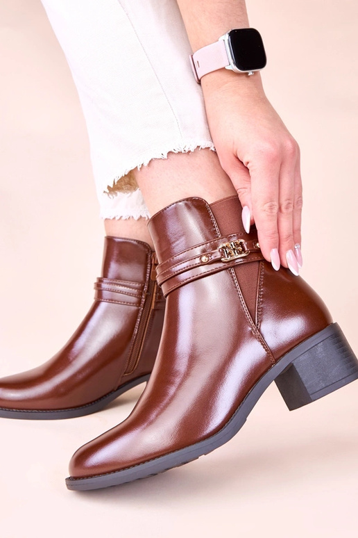 Botines marrones con tacón y correa...