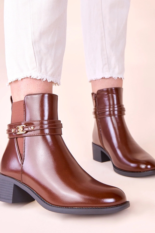 Botines marrones con tacón y correa...