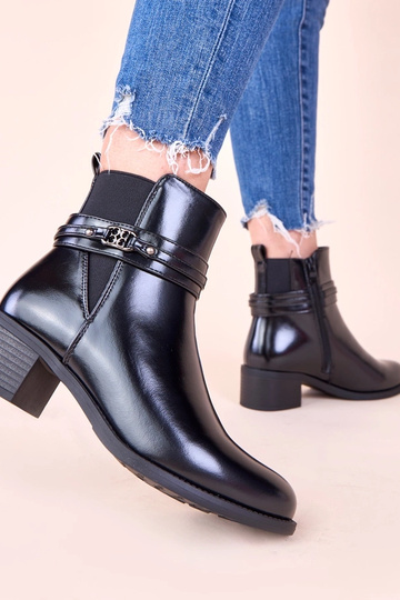 Botines negros con tacón y correa decorativa Lilua