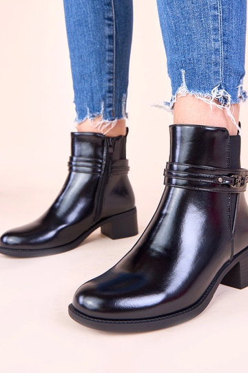 Botines negros con tacón y correa decorativa Lilua 2