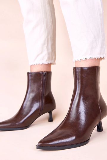 Botines marrones tipo pato...