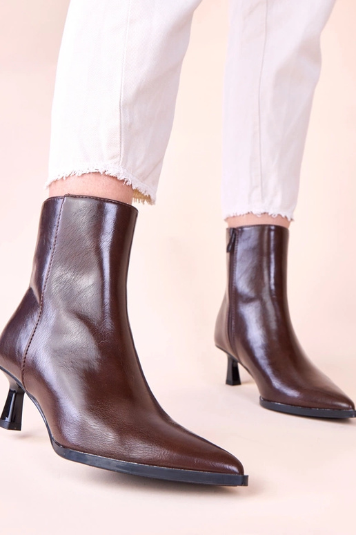 Botines marrones tipo pato con tacón...