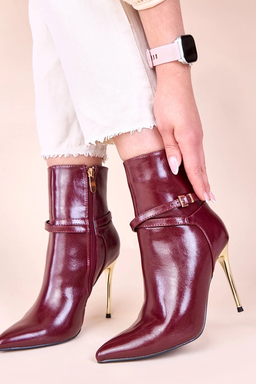 Botines color cereza con tacón dorado...