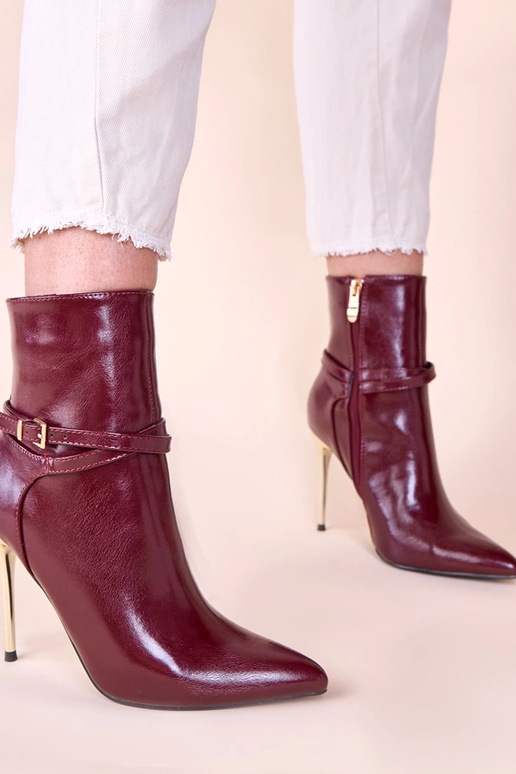 Botines color cereza con tacón dorado...