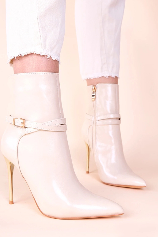 Botines color arena con tacón dorado...