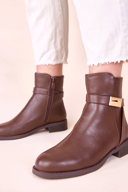 Botines marrones clásicos con adorno...