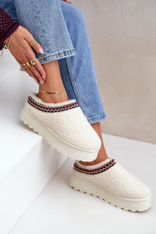 Botas de nieve Zapatillas con una plataforma con un abrigo de piel Typu Baranek color marfil Ovirissa