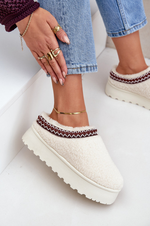 Botas de nieve Zapatillas con una plataforma con un abrigo de piel Typu Baranek color marfil Ovirissa