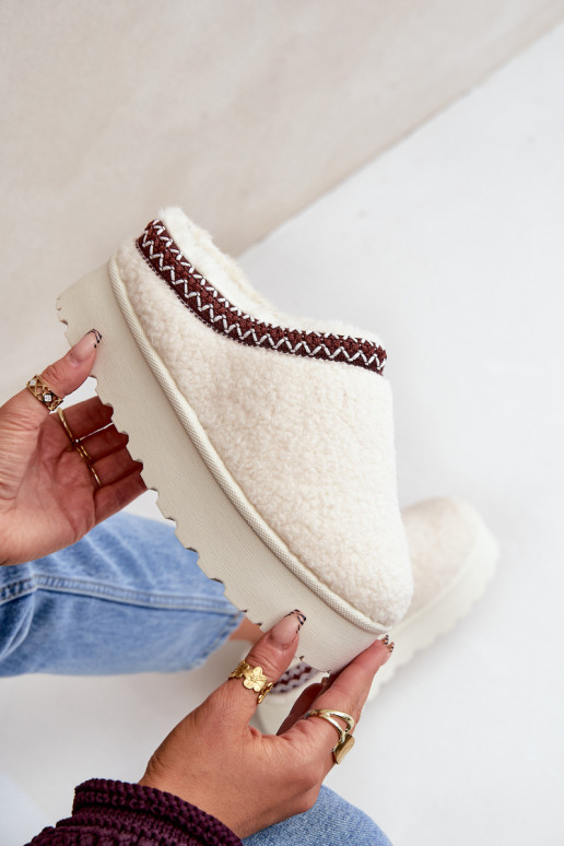 Botas de nieve Zapatillas con una plataforma con un abrigo de piel Typu Baranek color marfil Ovirissa