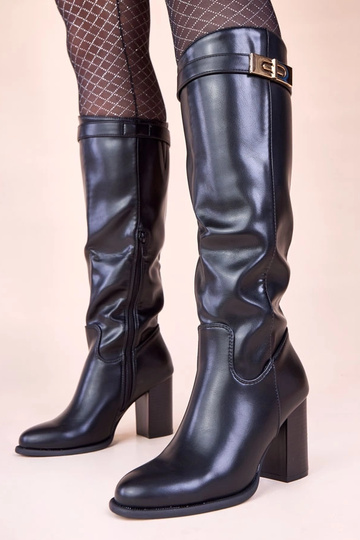 Botas largas negras con tacón y adorno dorado Tessa