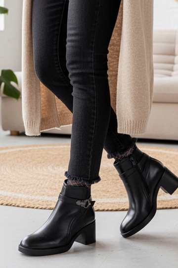 Botines negros con tacón y hebilla decorativa Sanada 2