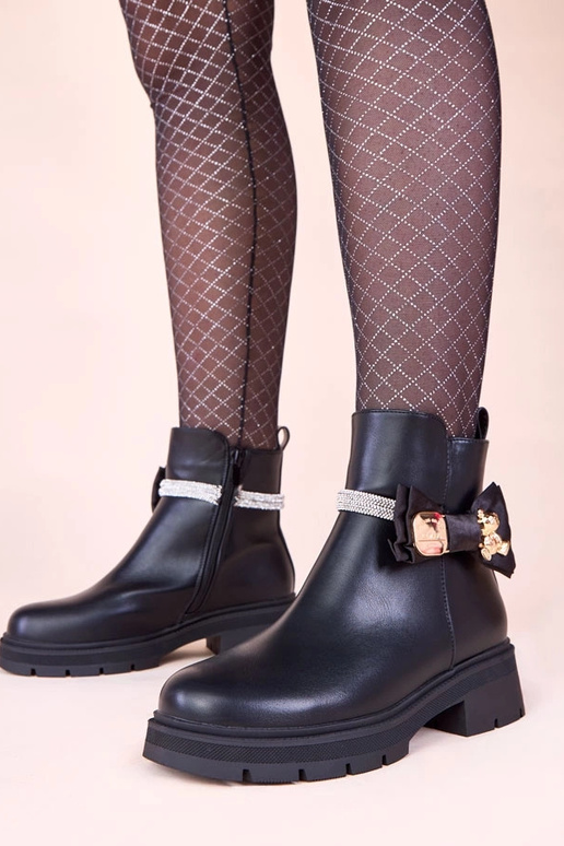 Botines negros decorados con...