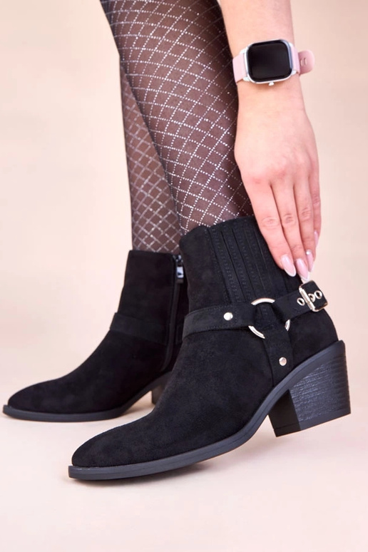 Botines negros con tacón y hebillas...