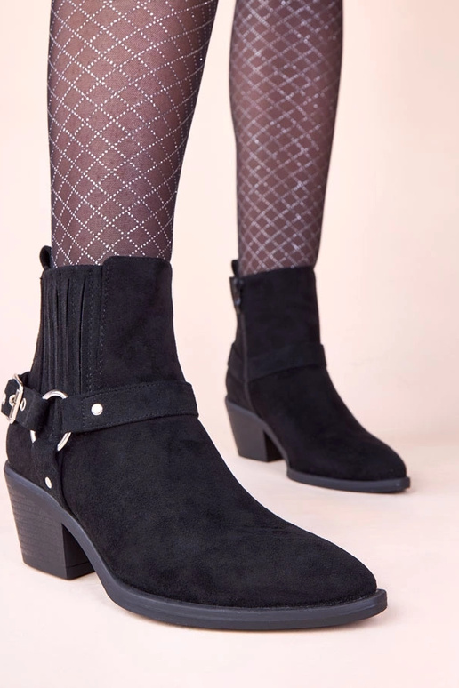 Botines negros con tacón y hebillas...